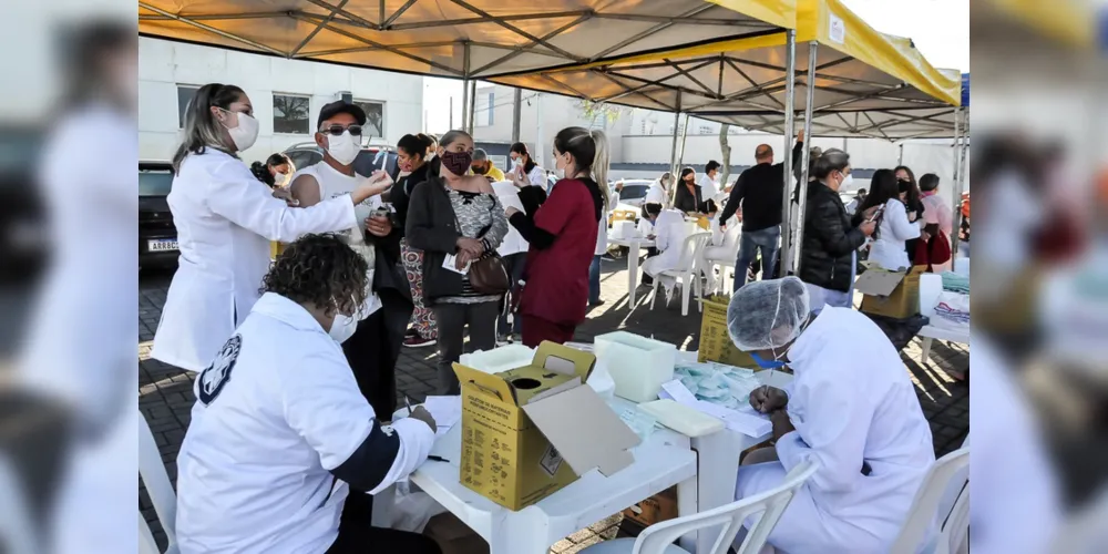 As 22 Regionais de Saúde do Paraná registraram ações de vacinação neste sábado. Iniciativa faz parte da campanha “De domingo a domingo” do Governo do Estado