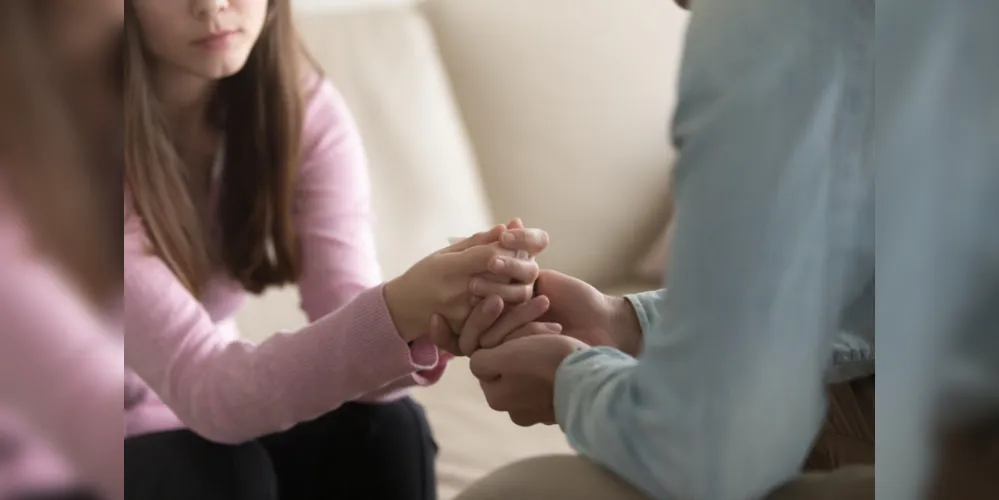 Psicóloga dá dicas de como ajudar crianças e adolescentes a superar o luto neste Dia dos Pais