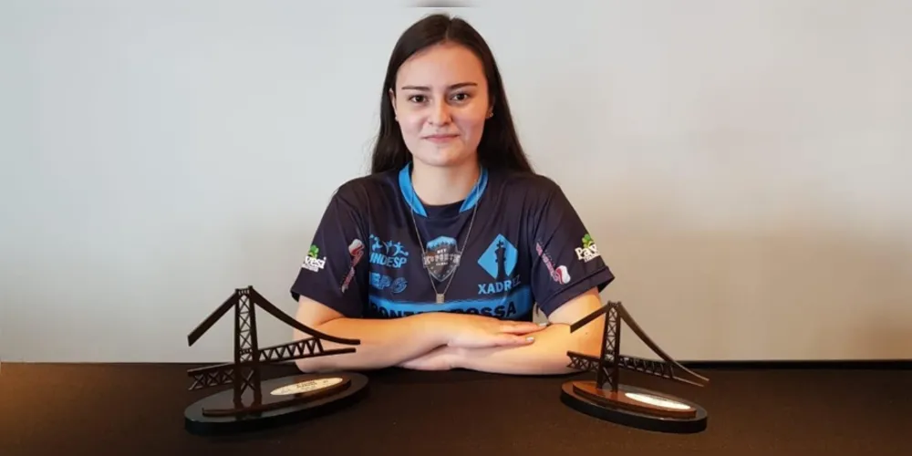 Campeã brasileira de xadrez a princesina Fabiana Tonse Maciel, está convidando os enxadristas de Ponta Grossa para o Circuito de Xadrez Online