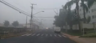 Imagem ilustrativa da imagem Dia amanhece 'cinzento' e sob forte neblina em PG