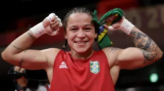 Bia Ferreira comemora vitória na semifinal olímpica no boxe