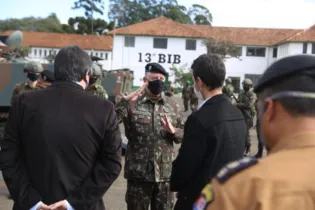 Ao centro, general Sergio Manoel Martins.