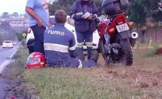 Colisão entre entre um carro e uma motocicleta deixa motoqueiro ferido na manhã desta quinta-feira (03)