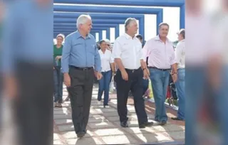 Ex-prefeitos de Ponta Grossa à esquerda e à direita.