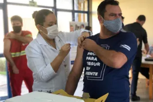 O Paraná pretende vacinar (com uma dose) toda a população adulta, acima de 18 anos, até setembro.