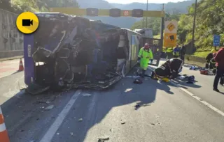 O acidente aconteceu na manhã desta quinta-feira (08). O ônibus era da equipe de futsal de Umuarama e ao menos duas pessoas morreram. 
