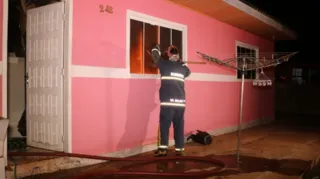 Proprietário da residência acredita que o incêndio foi criminoso. Ele não estava no imóvel quando as chamas começaram