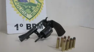 Arma ilegal estava com cinco munições e a polícia ainda encontrou mais três munições pelo estabelecimento comercial