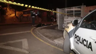 A vítima estava andando pela Rua Francisco Beltrão, Vila Dalabona, quando dois homens armados fizeram a abordagem e efetuaram os disparos