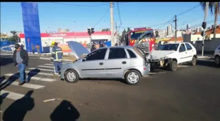 O acidente envolveu três veículos e aconteceu há pouco no centro de Ponta Grossa
