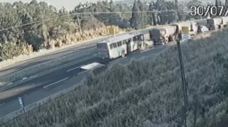 Imagem ilustrativa da imagem Ônibus 'esmaga' carro na PR-151 em Castro