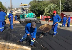 Equipes da Companhia Pontagrossense de Serviços (CPS) já iniciaram a aplicação de capa asfáltica nas ruas Porecatu e Cornélio Procópio