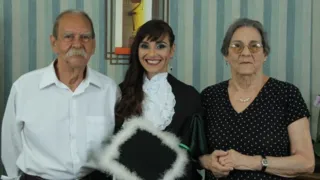 Paola Falceta ao lado dos pais em fotografia de 2017: a morte da mãe fez com que ela criasse associação junto com amigo