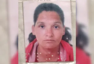 Rosi de Chagas, 46 anos, estava dentro do quarto quando dois homens invadiram a residência e efetuaram os tiros contra a mão, tórax e o rosto da mulher