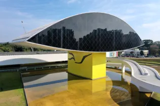 O Museu Oscar Niemeyer está aberto ao público, seguindo protocolo sanitário.