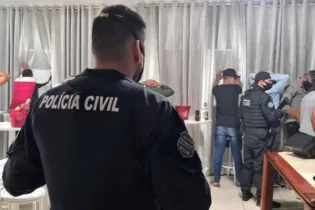 Polícia Civil prende 11 pessoas e dispersa festa clandestina