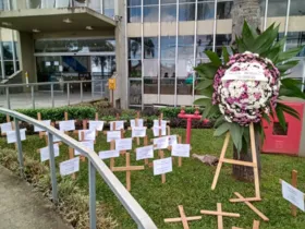 Um dos manifestos ocorreu n afrente da Prefeitura de Ponta Grossa