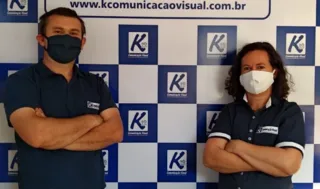 Sócios proprietários da K Comunicação Visual, Mário César e Rubia Kaminski, comemoram os avanços na empresa