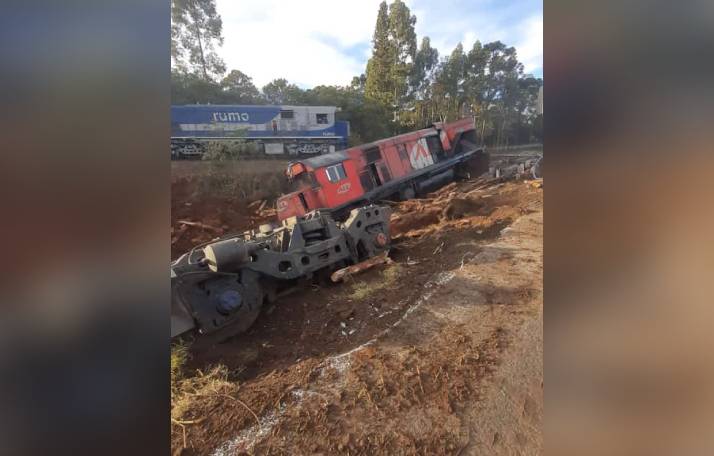 Trem atinge caminhão que emperrou em uma passagem de nível, na