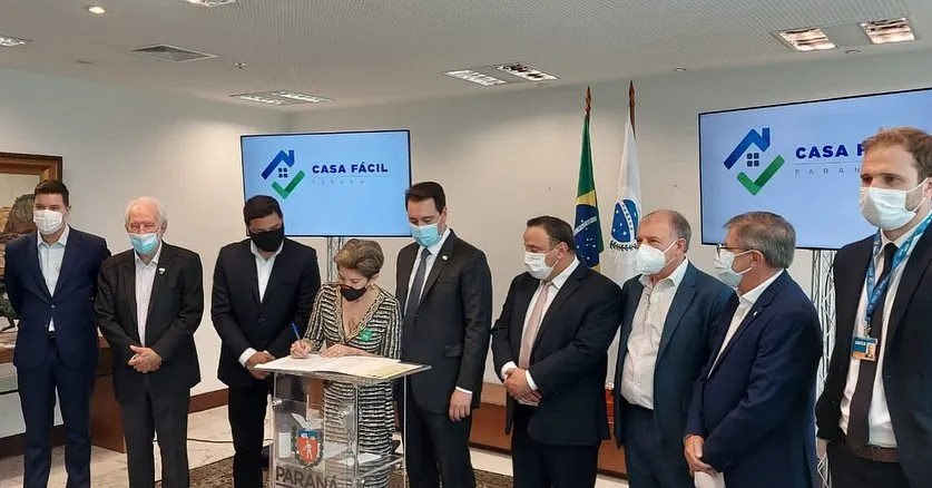 A assinatura foi realizada através do programa Casa Fácil, com a presença do governador Ratinho Jr. 