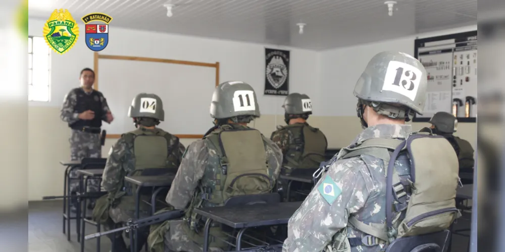 Os alunos visitantes pertencem ao 25º pelotão da Polícia de Exército Mecanizado, e acompanharam uma apresentação dos Cães do Canil da Unidade.