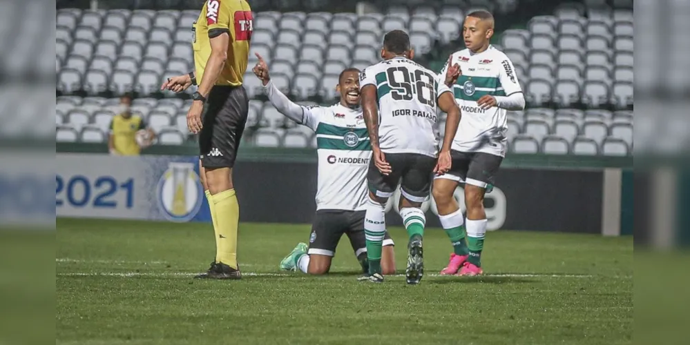 Vitória foi diante da Ponte Preta por 2 a 0 no estádio Couto Pereira