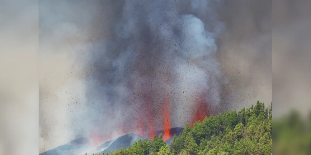 Lava e fumaça sobem após a erupção de um vulcão no parque nacional Cumbre Vieja em El Paso, nas ilhas Canárias de La Palma