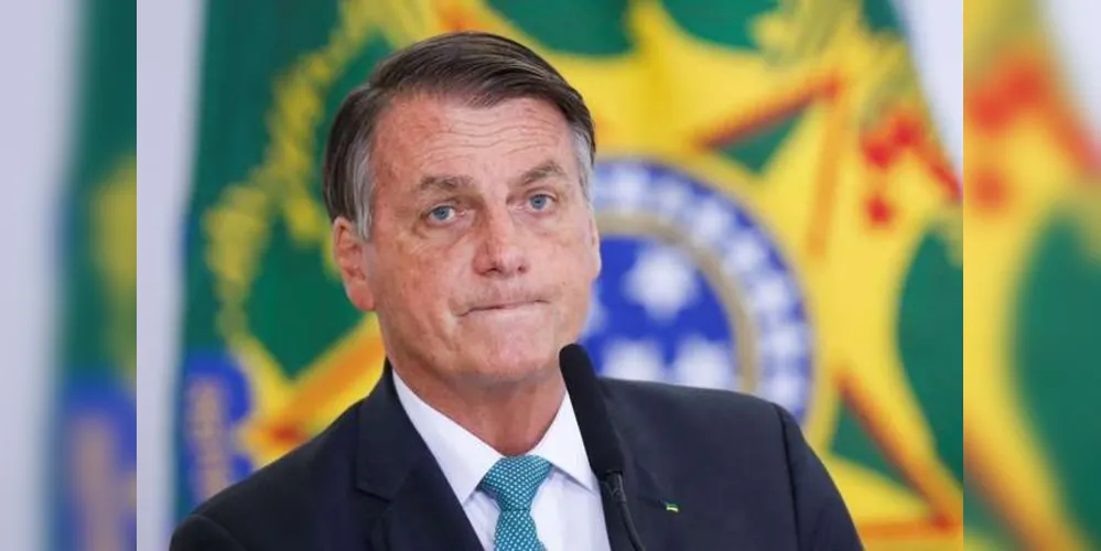 Imagem ilustrativa da imagem Banho frio e luzes apagadas; Bolsonaro faz apelo em live