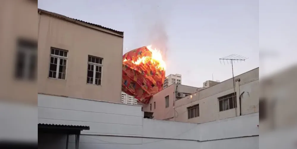 Guarda Municipal flagrou a queda do balão sobre o imóvel.