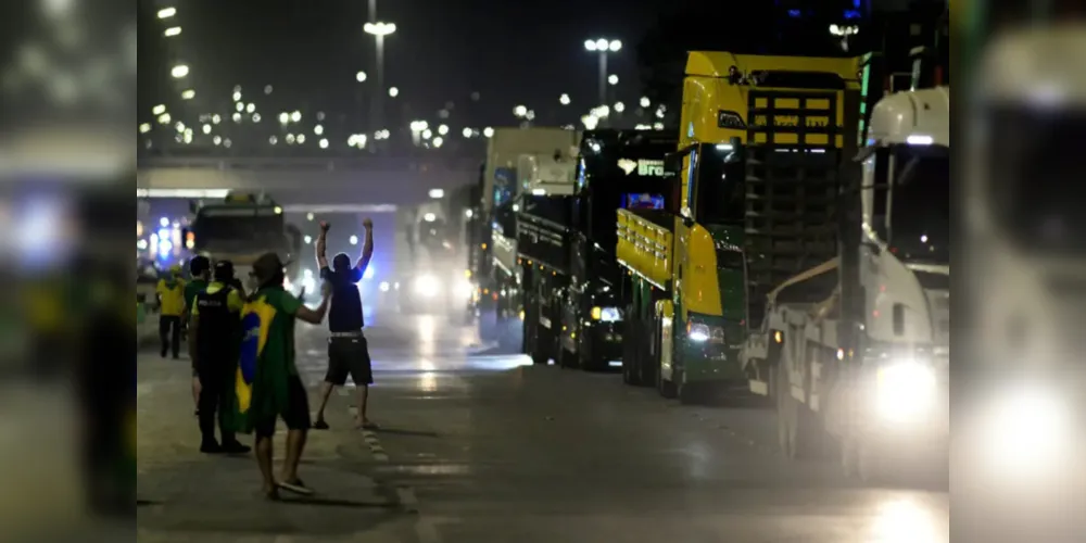 Bolsonaristas invadem a Esplanada com gritos contra o STF.
