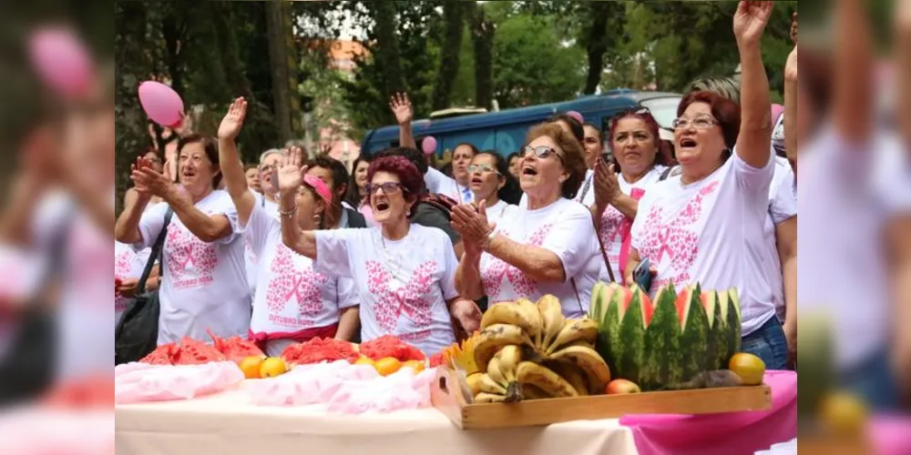 As primeiras 300 mulheres que levarem 2kg de alimentos ganham uma camiseta da Caminhada
