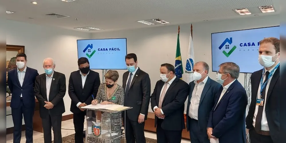 A assinatura foi realizada através do programa Casa Fácil, com a presença do governador Ratinho Jr. 