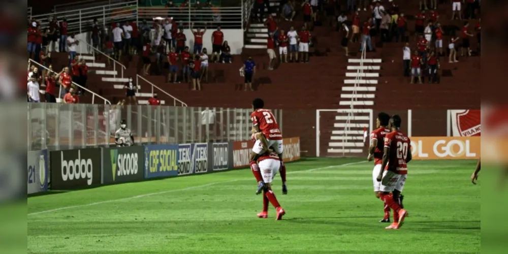 Com um gol levado aos 51 minutos, o Operário perdeu por 2 a 1 para o Vila Nova. 