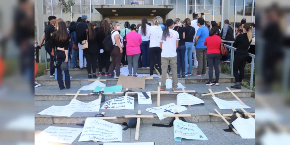 Servidores protestaram em frente a Prefeitura Municipal de Ponta Grossa