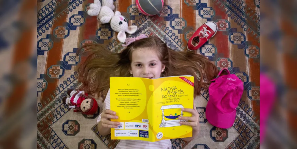 Com poemas e design gráfico inspiradores e divertidos, ‘Na casa amarela do vovô’ é uma experiência para leitura em família