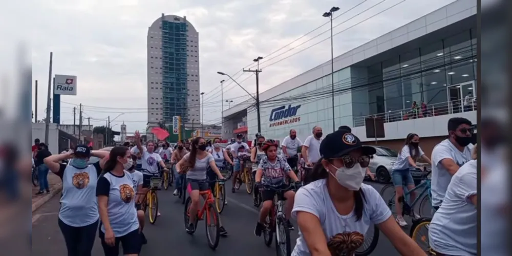 Ação solidária teve a presença de aproximadamente 100 ciclistas, segundo a organização.