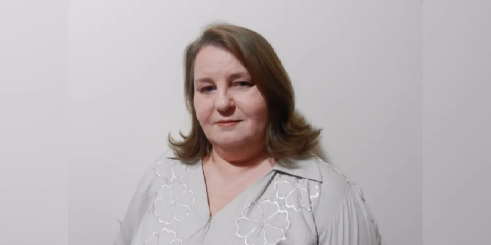 Rosicler Antoniácomi formou-se em Letras pela UEPG. Premiada em concursos literários