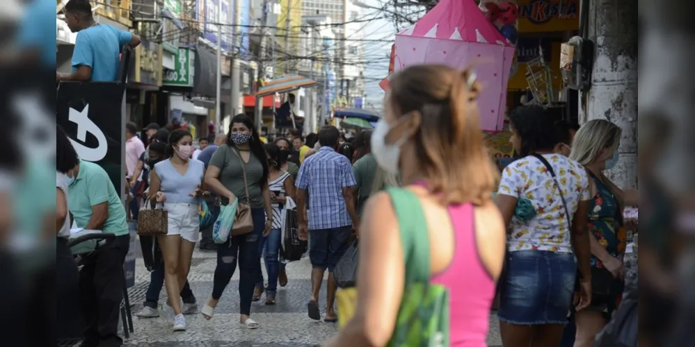 No Paraná, é obrigatório o uso de máscaras em locais públicos, abertos ou fechados.