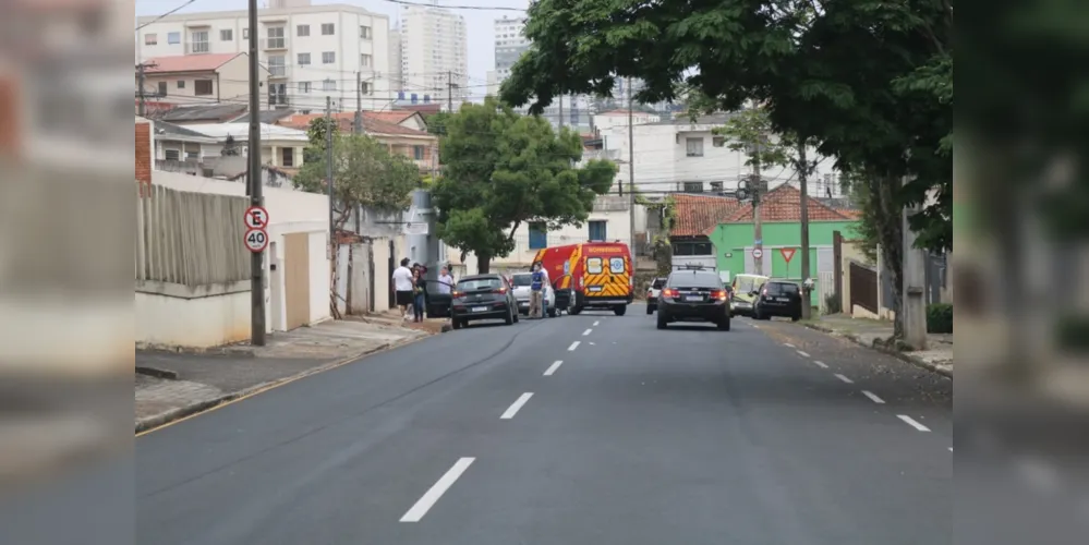 Dois veículos colidiram na manhã desta terça-feira (14) no bairro de Uvanaras, em Ponta Grossa