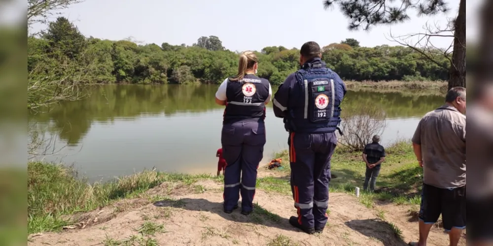 Equipes de socorro prestam atendimento em uma lagoa localizada nas proximidades da Masisa