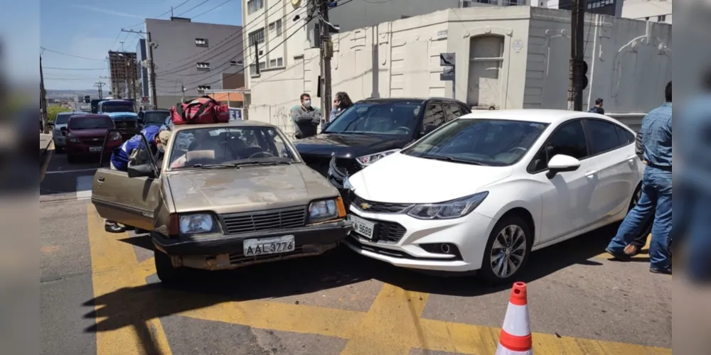 Três veículos colidiram nesta quinta-feira no centro de Ponta Grossa. Um dos motoristas ficou ferido e foi encaminhado para o PSM