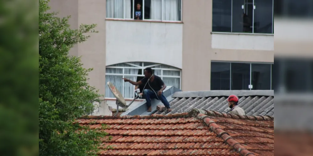 Imagem ilustrativa da imagem Suspeito foge, sobe em telhado e causa confusão em PG