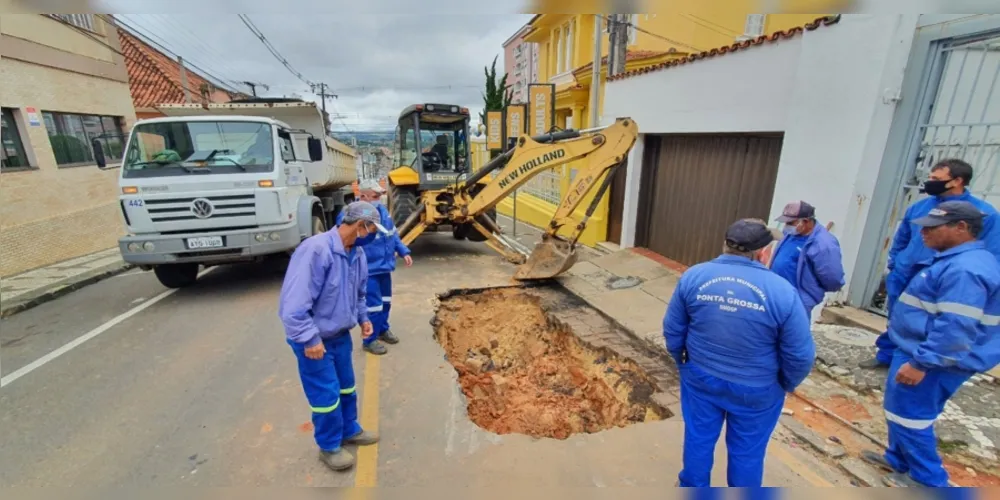 O asfalto cedeu e um grande buraco bloqueou uma das vias da rua Padre João Lux, no centro de Ponta Grossa