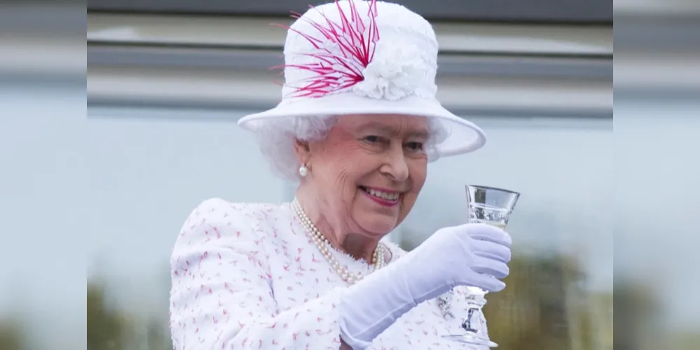 As doses alcoólicas da rainha estão com dias contados, se depender dos médicos reais. A monarca britânica bebia diariamente