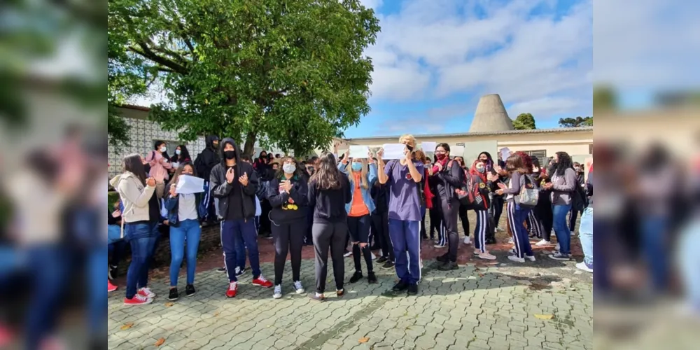 Dezenas de alunos do Frei Doroteu de Pádua carregavam cartazes dizendo “sob o assédio não se cale, grite”