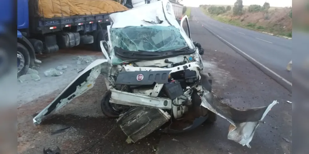 O motorista da caminhonete Fiorino sofreu ferimentos leves apesar da gravidade do acidente