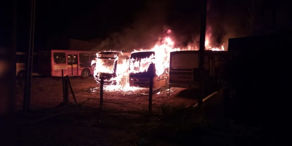 Imagem ilustrativa da imagem Grande incêndio destrói seis ônibus em Ipiranga