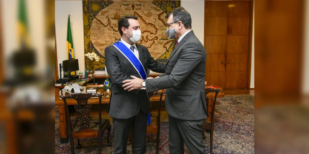 Governador Ratinho Junior (à esquerda) recebeu a honraria nesta quarta-feira (18).