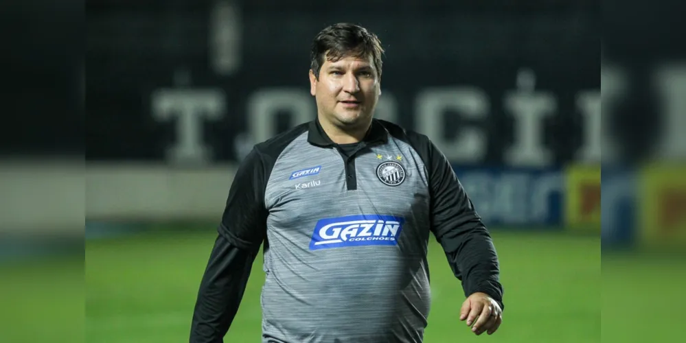 O treinador do Fantasma também é o mais novo, entre as Séries A e B do Campeonato Brasileiro, com 34 anos.