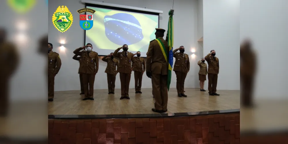 No auditório da UniCesumar, em Ponta Grossa, estiveram presentes autoridades civis e militares, as quais prestigiaram a entrega de moedas e medalhas comemorativas do Comando Regional